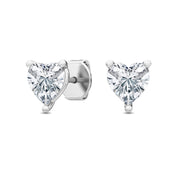 Herzförmige Diamant-Ohrringe von Stellini Diamonds, elegante Schmuckstücke mit funkelnden Diamanten und silbernem Ohrhaken.